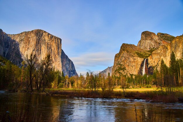 Foto atardecer en yosemite valley view junto al río