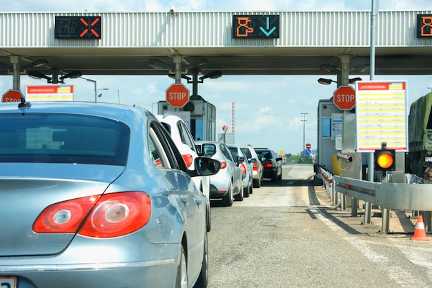 Atasco de tráfico en la autopista en la estación de peaje de pago