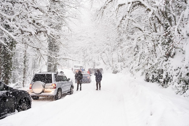 Atasco de tráfico en una carretera resbaladiza cubierta de nieve Conducir un coche en condiciones extremas de invierno