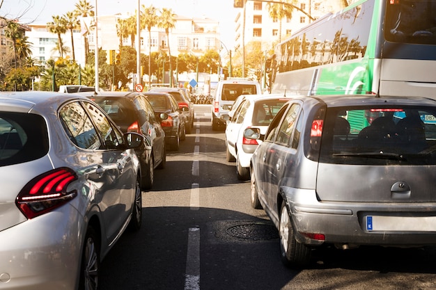 Atasco de tráfico en la ciudad de hora punta