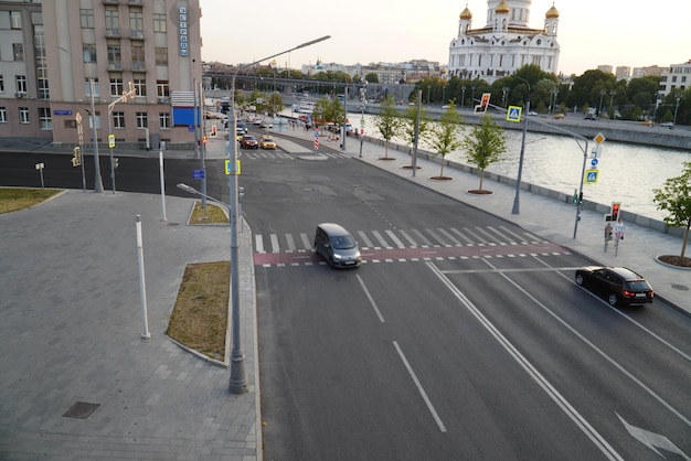 Atasco de tráfico en Moskvoretskaya Embankment es una calle importante que corre a lo largo del río Moskva Moscú Rusia 28 de agosto de 2022