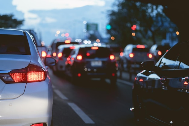 Atasco de tráfico muchos coches atascados en la carretera por la noche fuera del horario laboral