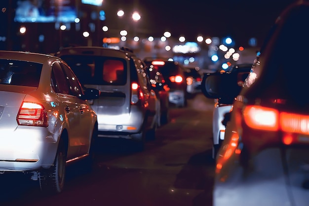 Atasco de tráfico en la noche de la autopista / concepto de transporte privado urbano, coche en la carretera