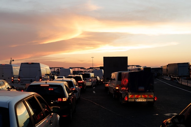 Atasco de tráfico en el paso fronterizo entre los países