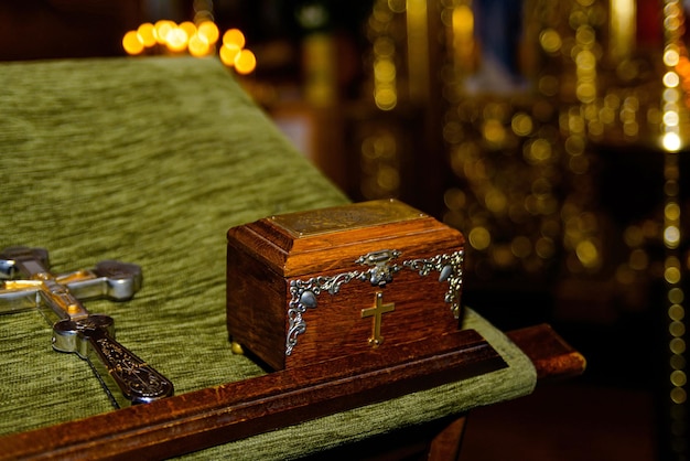 Ataúd de la iglesia en la iglesia ortodoxa.