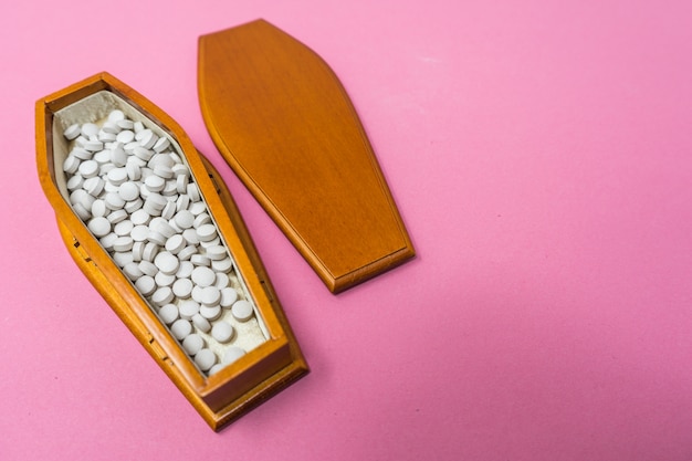 Foto un ataúd lleno de pastillas.