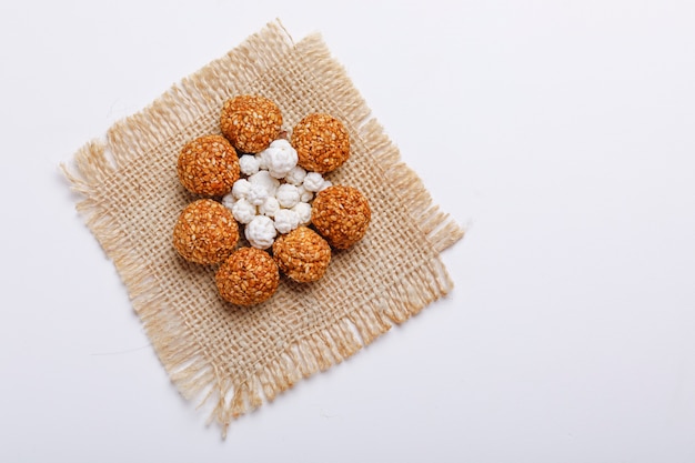 Até Gul OU doce gergelim Laddu para o festival indiano Makar Sankranti