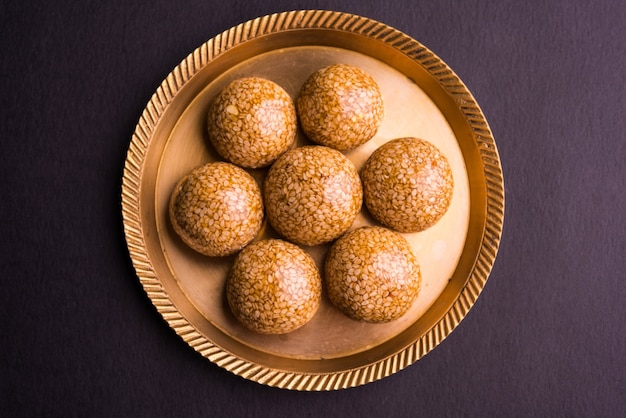 Foto até ke ladoo ou til laddu ou laddu doce de gergelim