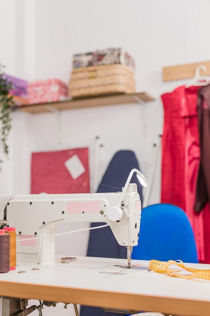 Foto atelier de costura no local de trabalho da indústria têxtil para artesanato feito à mão máquina de costura sem pessoas