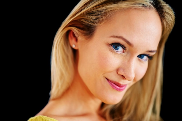 Atemberaubend schönes Nahaufnahmestudioporträt einer schönen jungen blonden Frau auf einem schwarzen Hintergrund