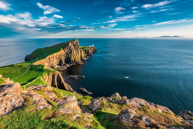 Atemberaubende Abenddämmerung am Leuchtturm Neist Point in Schottland