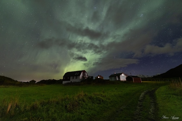 Atemberaubende Aufnahme von magischen grünen Lichtern am blauen Himmel