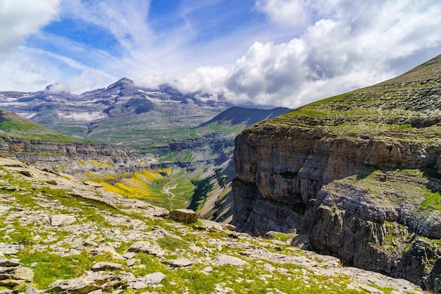 Atemberaubende Aussicht auf das Ordesa-Tal mit dem höchsten Gipfel im Hintergrund namens Monte Perdido Pyrenäen Spanien