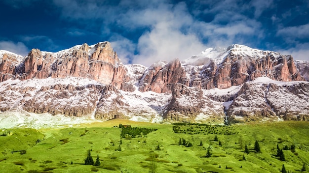 Atemberaubende Aussicht auf den bewölkten Gipfel in den Dolomiten Alpen Italien Europa