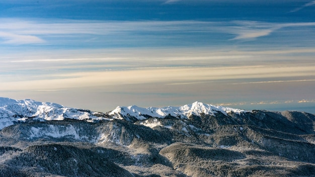 Atemberaubende Aussicht auf den schneebedeckten Kaukasus im Skigebiet Krasnaya Polyana Russia