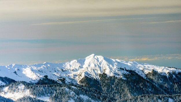 Atemberaubende Aussicht auf den schneebedeckten Kaukasus im Skigebiet Krasnaya Polyana Russia