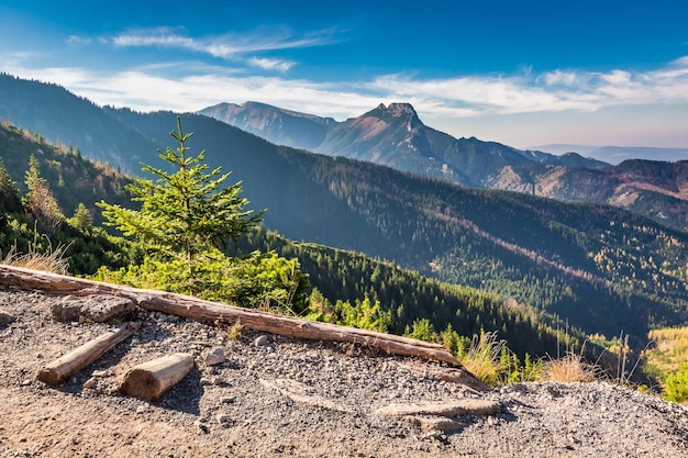 Atemberaubende Aussicht auf die Berge der Tatra vom Grat in Polen