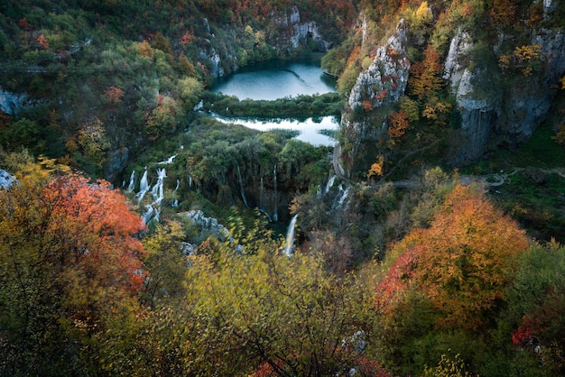 Atemberaubende Aussicht auf die berühmtesten Wasserfälle im Nationalpark Plitvice Kroatien