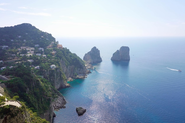 Atemberaubende Aussicht auf die Insel Capri an einem schönen Sommertag mit Faraglioni-Felsen Capri Italien