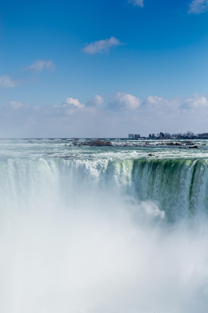 Atemberaubende Aussicht auf die Niagarafälle im Sonnenlicht in Kanada