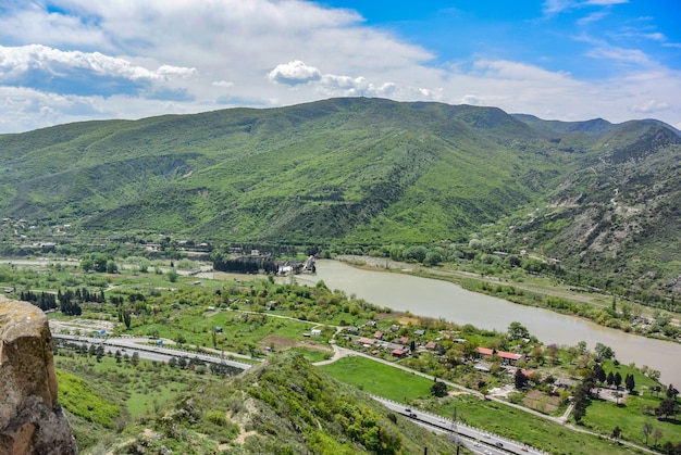 Atemberaubende Aussicht vom Jvari-Kloster aus der Vogelperspektive auf den Mtkvari-Fluss Georgia