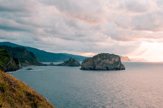 Foto atemberaubende aussicht vom machichaco leuchtturm in richtung gaztelugatxe.