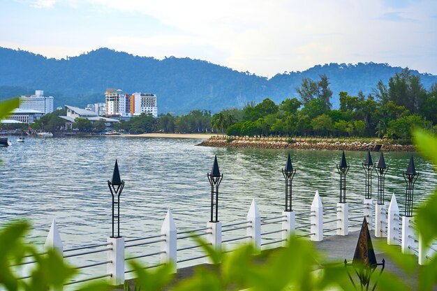 Atemberaubende Aussicht von der Promenade bis zum Meer. Tropeninsel Langkawi