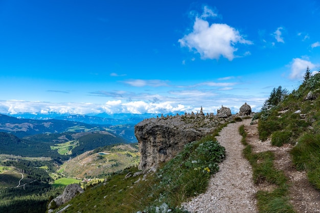 Atemberaubende Aussicht von der Spitze einer tiefen Schlucht in den Dolomiten Italien