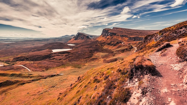 Atemberaubende Aussicht von Quiraing zum Tal in Schottland, Vereinigtes Königreich