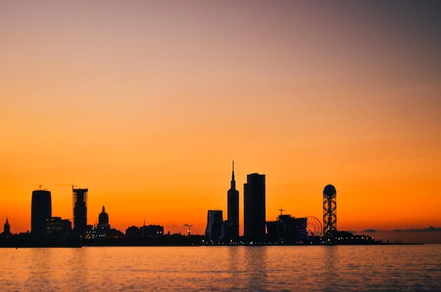 Atemberaubende dramatische Architektur der Stadt Batumi Sehenswürdigkeiten Silhouetten mit Sonnenuntergang Hintergrund Reiseziel in Georgien