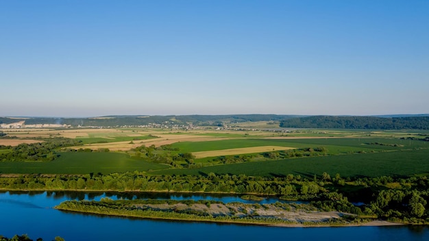 Atemberaubende Draufsicht auf den gewundenen Fluss Dnjestr Sommerlandschaft des Flusses Dnjestr Malerische Fototapete Entdecken Sie die Schönheit der Erde