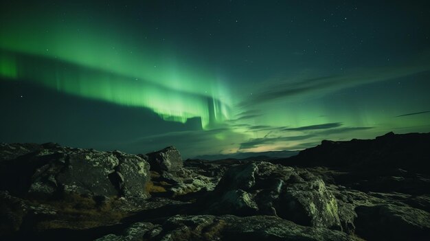 Atemberaubende grüne Aurora-Lichter über felsiger Landschaft