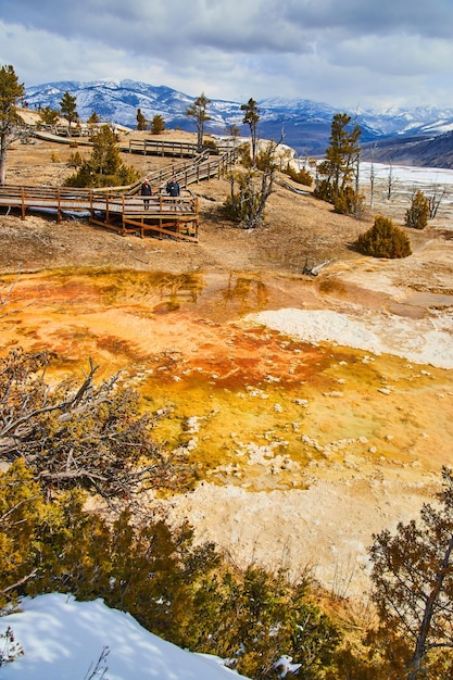 Atemberaubende heiße Quellen in Yellowstone mit warmen Farbschichten
