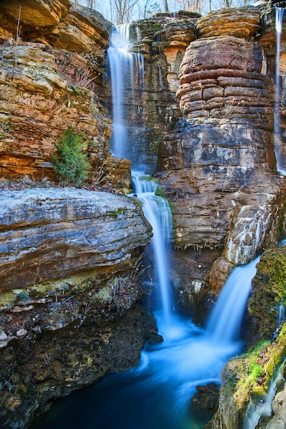 Atemberaubende kleine Wasserfälle durch Felsschichten mit weichem Wasser