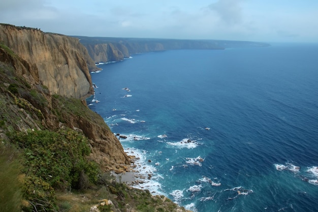 Atemberaubende Küstenklippen Atemberaubende blaue Meeresklippen