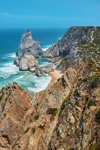 Foto atemberaubende landschaft des felsigen meeres mit schaum