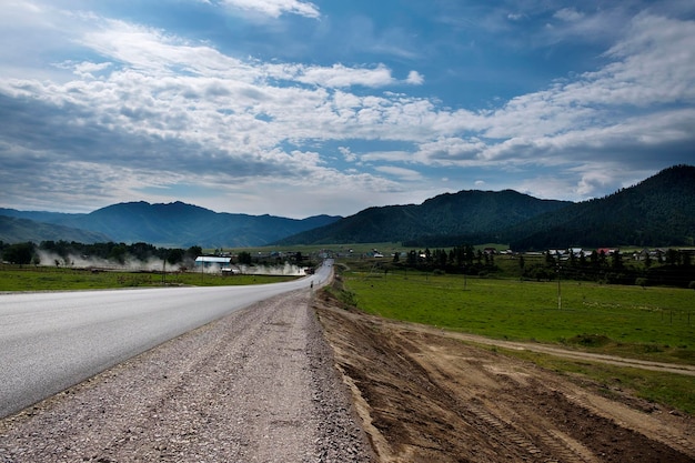 atemberaubende Landschaften beim Reisen im Sommer Altai