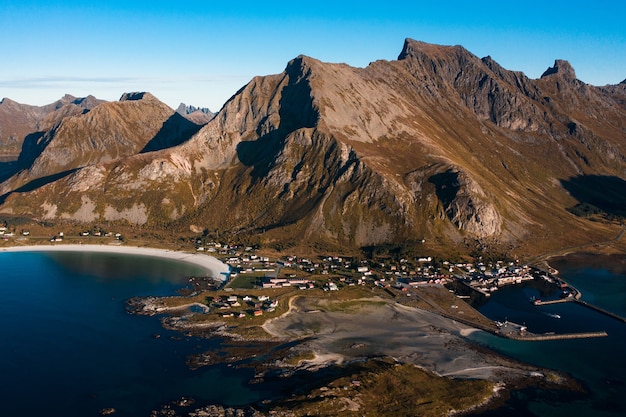 Atemberaubende Luftaufnahme der Berglandschaft mit hohen felsigen Bergen und dem Meer