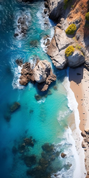 Atemberaubende Luftaufnahme einer Klippe eines wunderschönen Strandes