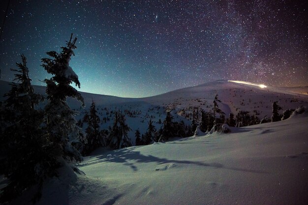 Atemberaubende malerische Nachtwinterlandschaft