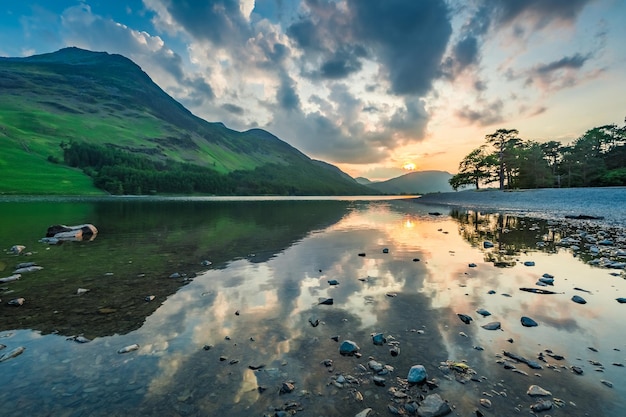 Atemberaubende Seespiegelung am See bei Sonnenuntergang England