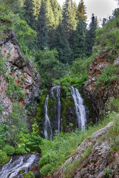 atemberaubende Sommerlandschaft mit Bergwasserfall