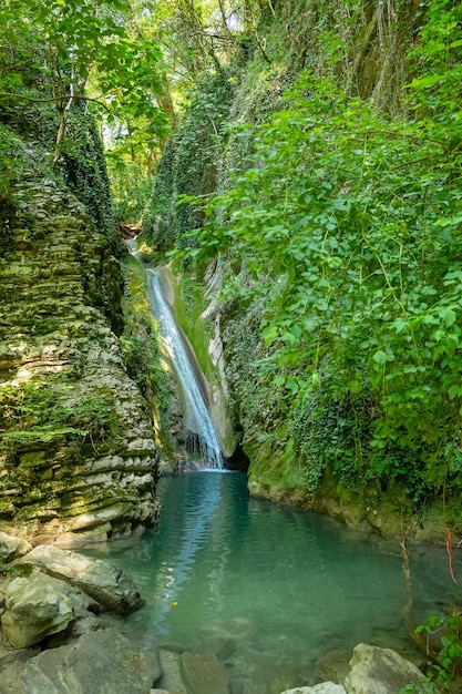 Atemberaubende Wasserfälle und ein blauer Lagunensee, schöne Landschaft im Sommer, majestätischer Wasserfall im Rai