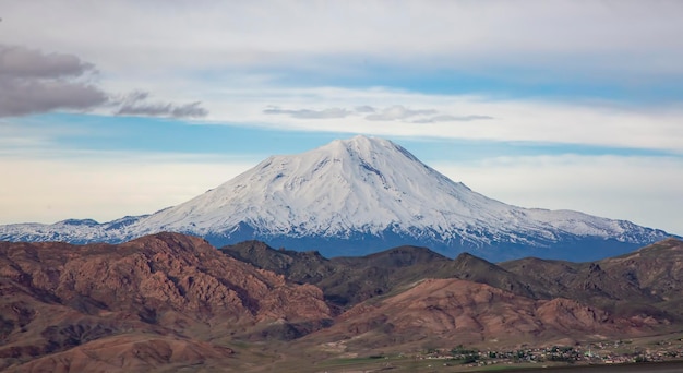 Atemberaubender Blick auf Agri Dagi - Berg Ararat, der Berg Ararat, der höchste Berg im östlichsten Teil der Türkei, der im Christentum als Ruhestätte der Arche Noah gilt, ist schneebedeckt und