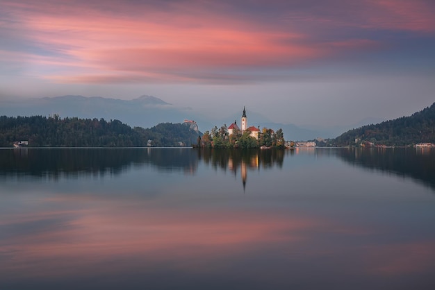 Atemberaubender Blick auf den Sonnenuntergang des beliebten Touristenziels Bledsee