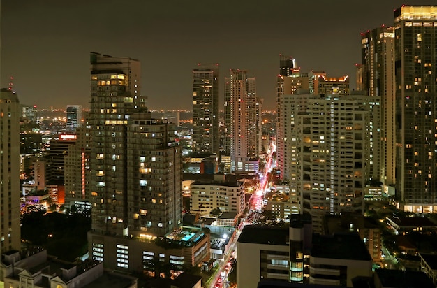 Atemberaubender Blick auf die Stadt mit Gruppen von Wolkenkratzern bei Nacht