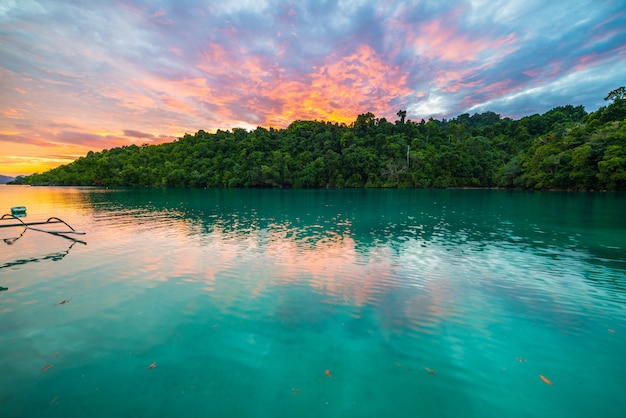 Atemberaubender bunter Himmel bei Sonnenuntergang in Indonesien