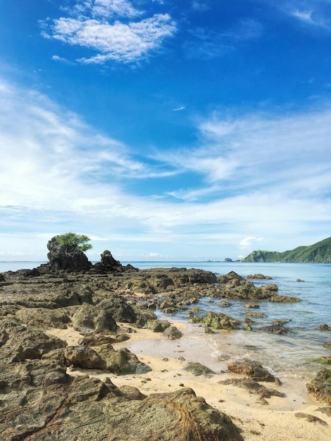 Atemberaubender lebendiger Farbhintergrund bei Sonnenaufgang am Kuta Beach Lombok Indonesien