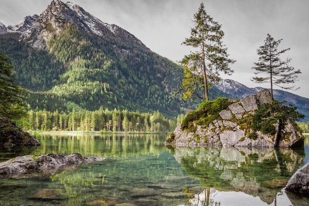 Atemberaubender Sonnenaufgang am Hintersee in den Alpen im Sommer