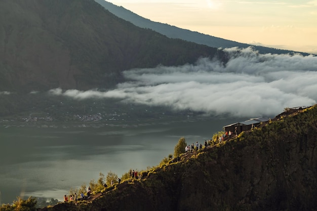 Atemberaubender Sonnenaufgang über dem Abang-Berg, Blick vom Batur-Vulkan und Batur-See, Bali, Indonesien